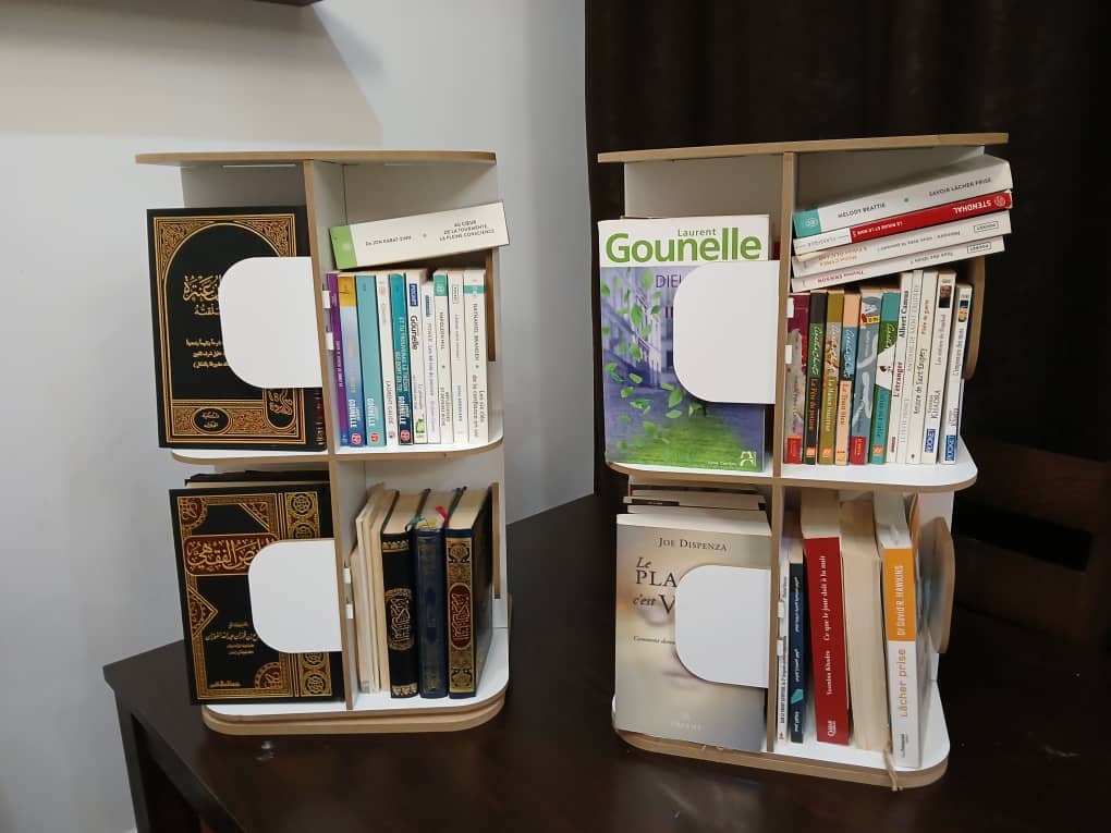 حوّل فوضى الكتب إلى نظام أنيق في ثواني – مكتبة عصرية مع الضمان