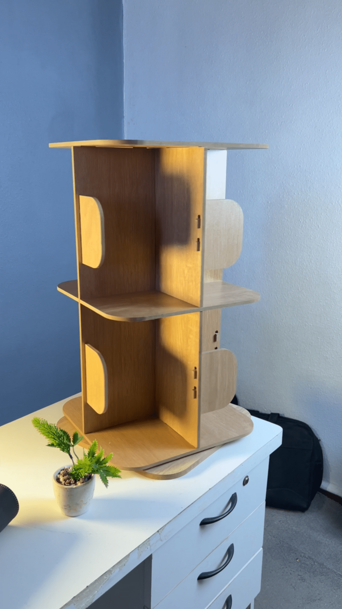 حوّل فوضى الكتب إلى نظام أنيق في ثواني – مكتبة عصرية مع الضمان