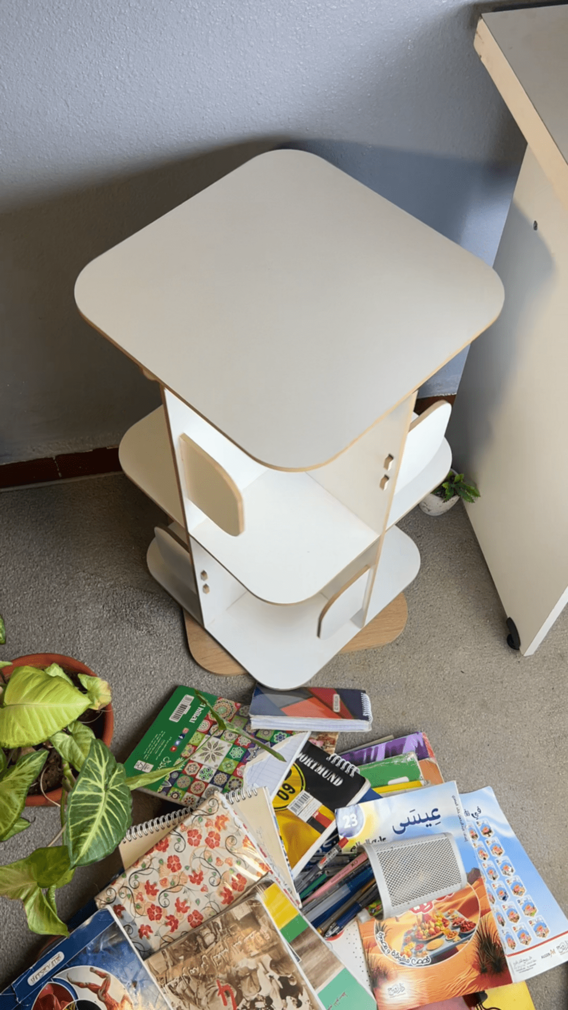 حوّل فوضى الكتب إلى نظام أنيق في ثواني – مكتبة عصرية مع الضمان